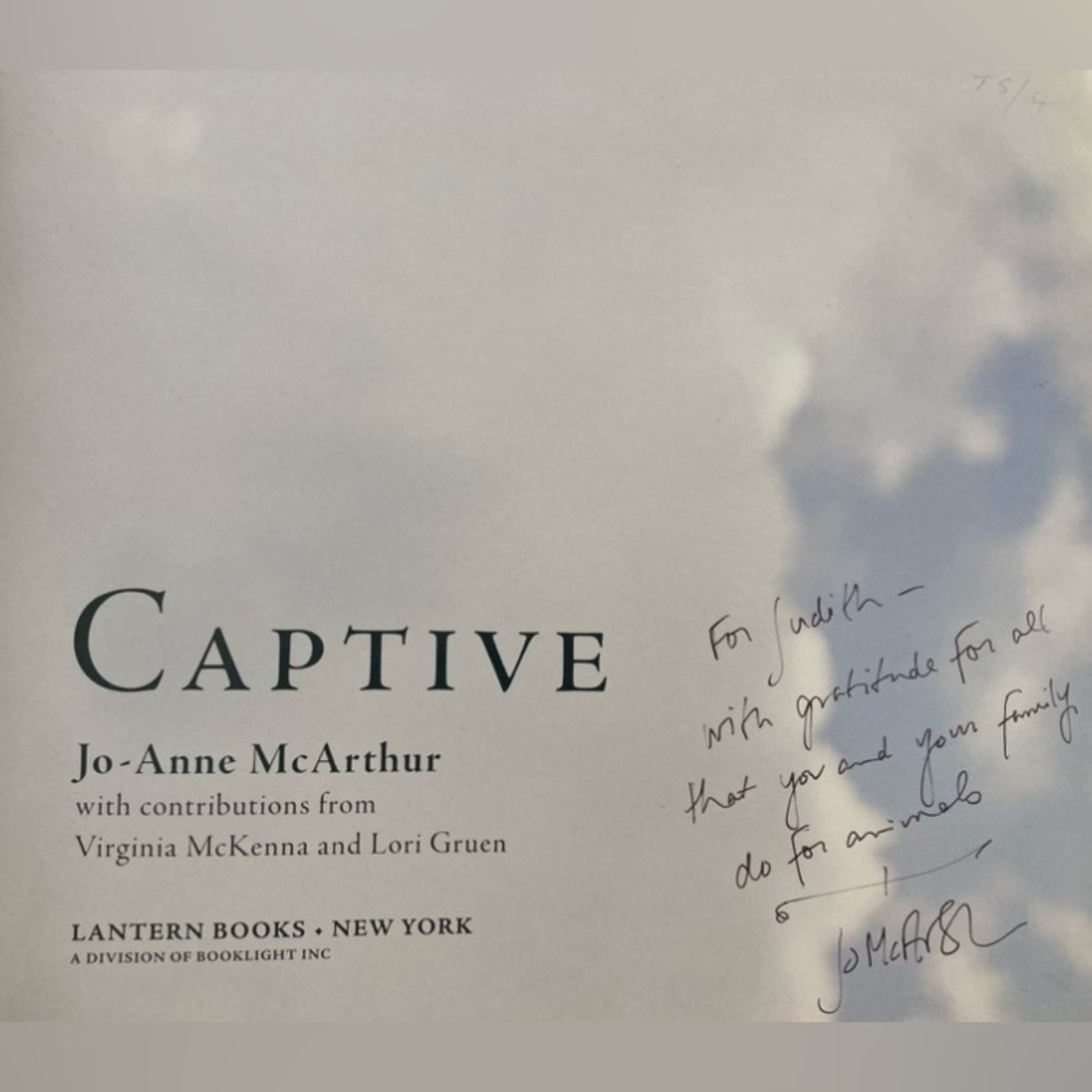 SIGNED Captive animal hardcover book by photojournalist Jo-Anne McArthur - Picture 3 of 4